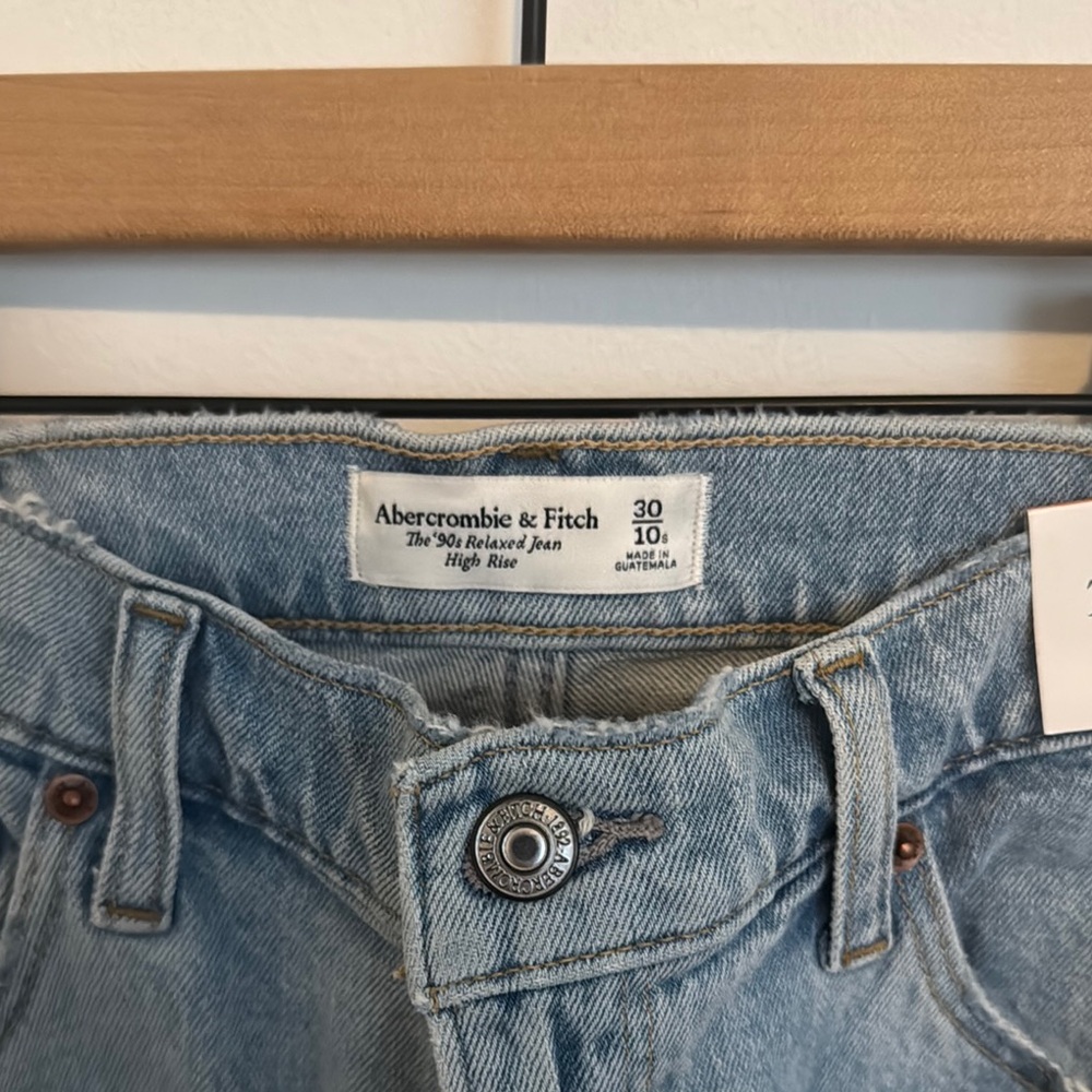 A&F The 90’s Relaxed Jean High Rise - Picture 3 of 6